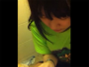 スマホ撮影　この美少女が学校のトイレでしてる事とは・・・